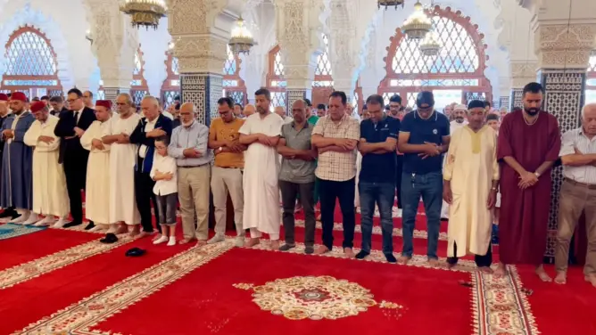 بخشوع وتأثر .. المغاربة يؤدون صلاة الغائب على أرواح شهداء زلزال الحوز (فيديو)