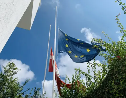 سفارات دول أجنبية تنكس أعلامها تضامنا مع ضحايا زلزال المغرب