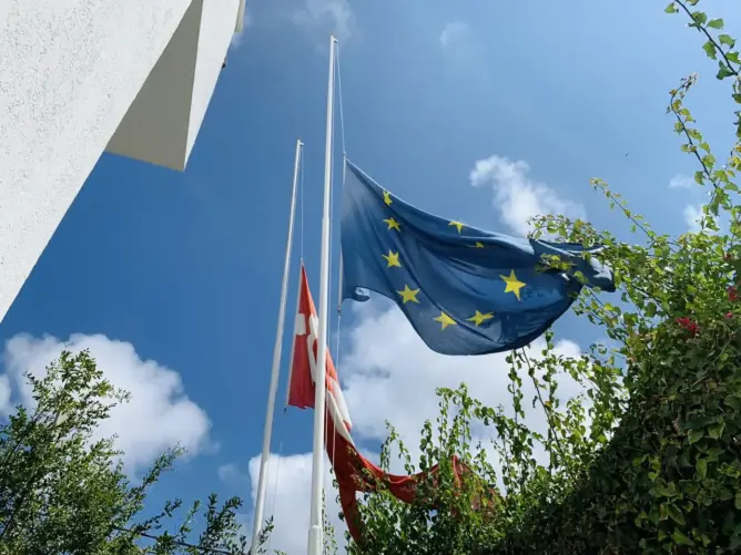 سفارات دول أجنبية تنكس أعلامها تضامنا مع ضحايا زلزال المغرب