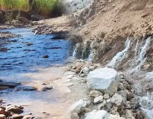 الحكومة: 45 عينا مائية تفجرت بفعل الزلزال بعضها يضخ 1300 لتر في الثانية