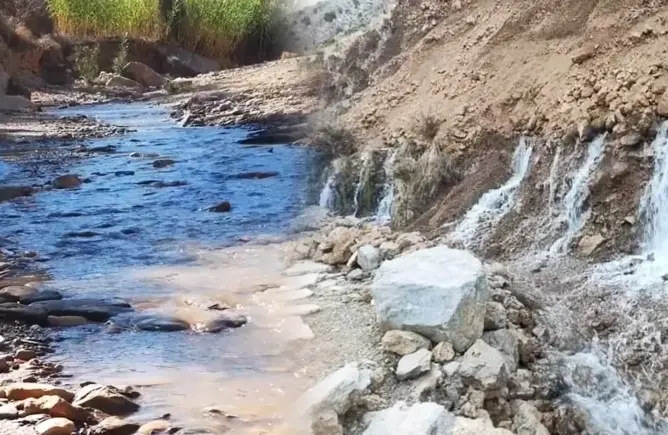 الحكومة: 45 عينا مائية تفجرت بفعل الزلزال بعضها يضخ 1300 لتر في الثانية