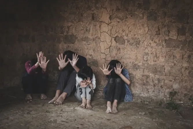 “زلزال الحوز” يدق ناقوس الاتجار بالبشر.. وحقوقية: سنتابع مستغلي الأطفال والقاصرات قانونيا