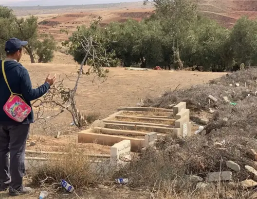 حاملاً محفظة ابنته المتوفية.. أب يروي تفاصيل فقدان أسرته في الزلزال (فيديو)