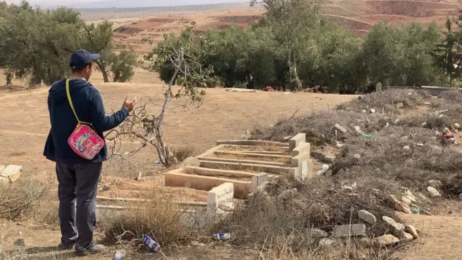 حاملاً محفظة ابنته المتوفية.. أب يروي تفاصيل فقدان أسرته في الزلزال (فيديو)