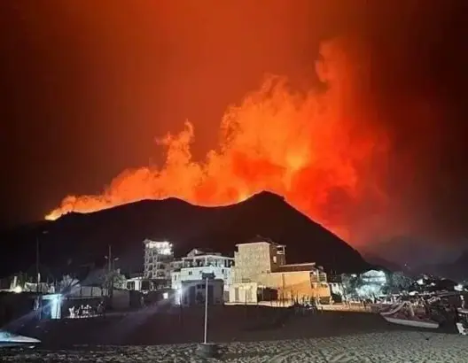 قرب تجمعات سكنية.. اندلاع حرائق مهولة بغابات بجاية بالجزائر