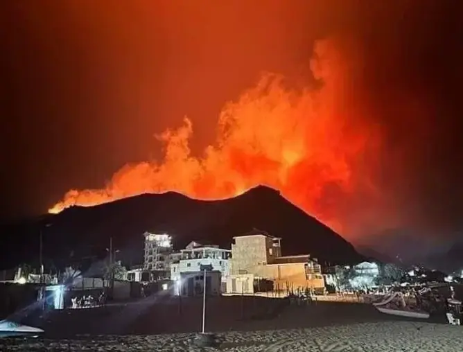 قرب تجمعات سكنية.. اندلاع حرائق مهولة بغابات بجاية بالجزائر