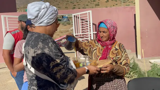 زلزال الحوز.. نساء قرى ورزازات يشتغلن كخلية نحل وابتسامات تتشبث بشفاههن
