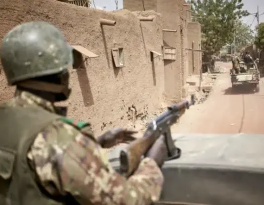 مسلحون يستولون على معسكرين للجيش شمال مالي