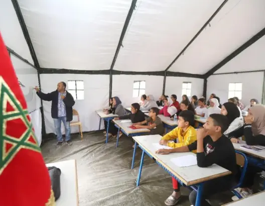 تلاميذ “أمزميز” يستأنفون دراستهم داخل خيام القوات المسلحة الملكية (صور)
