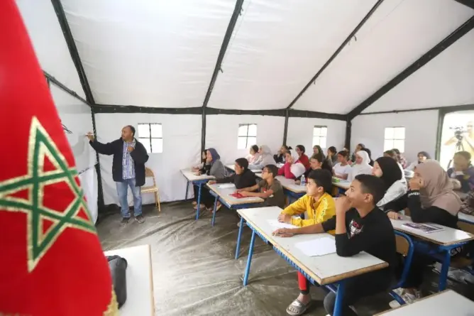 تلاميذ “أمزميز” يستأنفون دراستهم داخل خيام القوات المسلحة الملكية (صور)