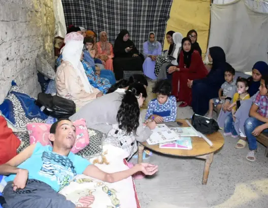الزلزال يجبر أسرا بفاس على المبيت بالشارع
