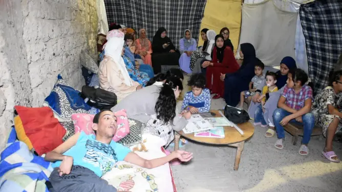 الزلزال يجبر أسرا بفاس على المبيت بالشارع