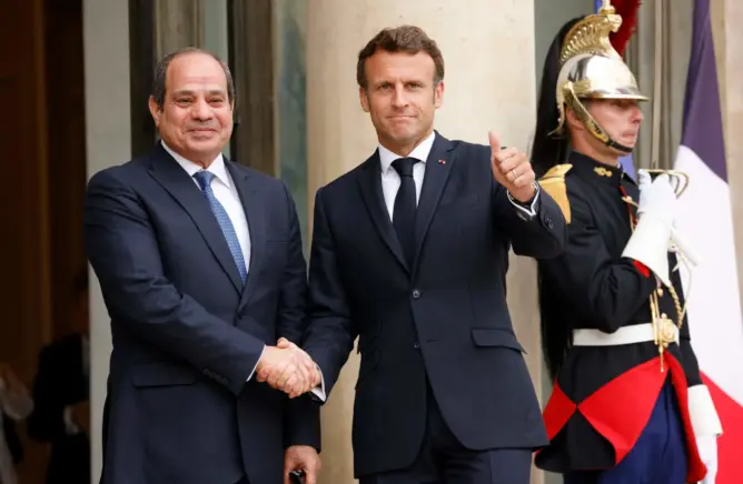 تفضح تعاونا بين ماكرون والسيسي لقتل مصريين.. الأمن الفرنسي يعتقل صحافية تحقيقات