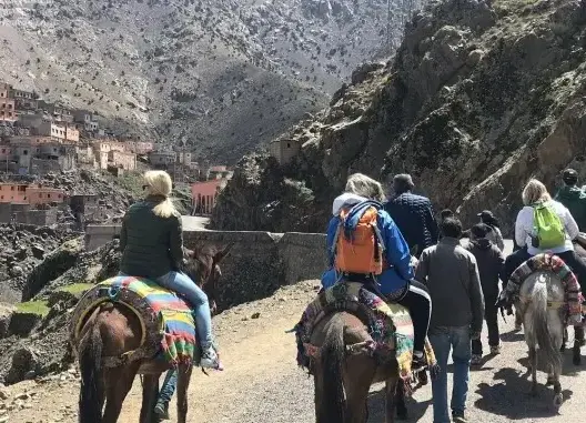 فنادق وطرق لحقها الدمار وحجوزات ملغية .. “زلزال الحوز” يوقف عجلة السياحة بـ”إمليل”
