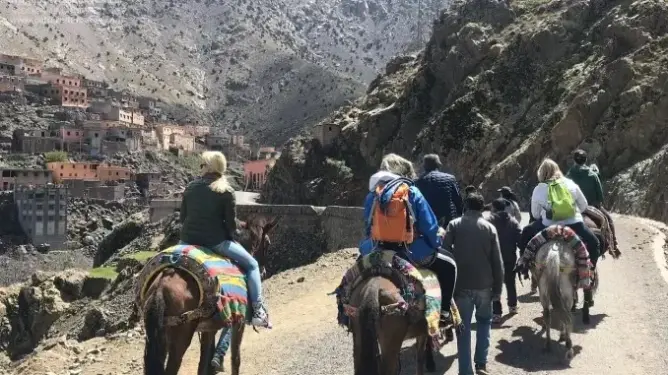 فنادق وطرق لحقها الدمار وحجوزات ملغية .. “زلزال الحوز” يوقف عجلة السياحة بـ”إمليل”