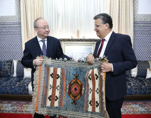 أهداهم سجادا أمازيغيا.. وهبي يرحب بوفد الحزب الصيني: في أوقات الأزمات يزورنا الأصدقاء فقط