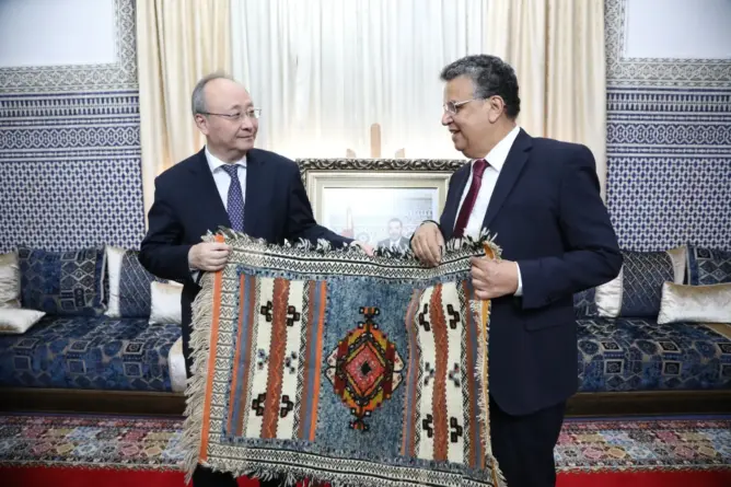 أهداهم سجادا أمازيغيا.. وهبي يرحب بوفد الحزب الصيني: في أوقات الأزمات يزورنا الأصدقاء فقط