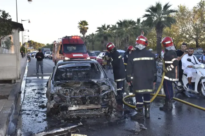 حريق يأتي على سيارة بالكامل بفاس