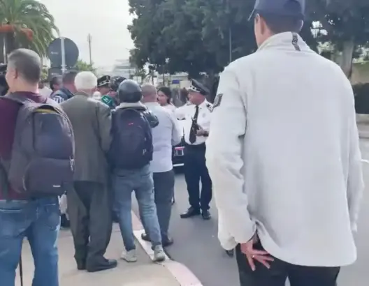 رغم المنع.. مغاربة يحتجون أمام سفارة فرنسا ضد تطاول ماكرون على المملكة (فيديو)