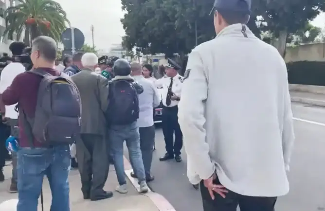 رغم المنع.. مغاربة يحتجون أمام سفارة فرنسا ضد تطاول ماكرون على المملكة (فيديو)