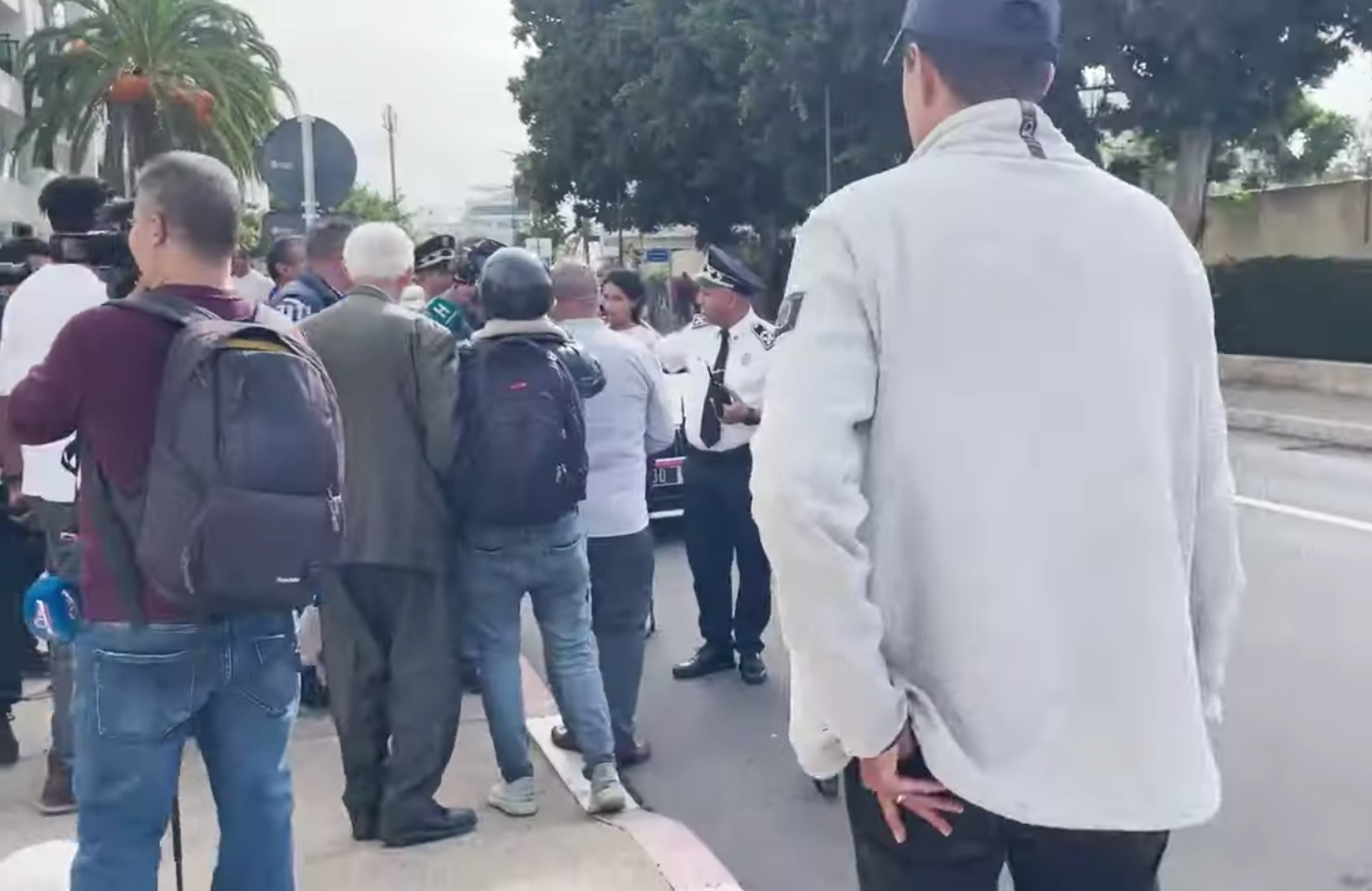 Malgré l’interdiction.  Les Marocains manifestent devant l’ambassade de France contre les attaques de Macron contre le royaume (vidéo)