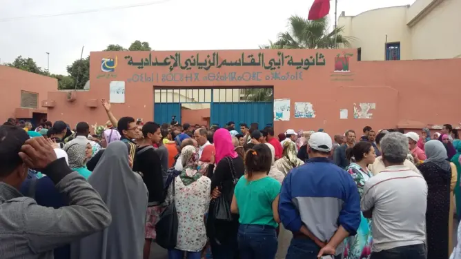 أساتذة يحتجون ضد مدرسة متهالكة بالبيضاء تشكل “خطرا” على التلاميذ