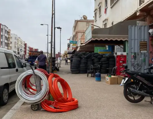 الترامي على الملك العام يحرم مواطنين من حقهم في الرصيف بأكادير