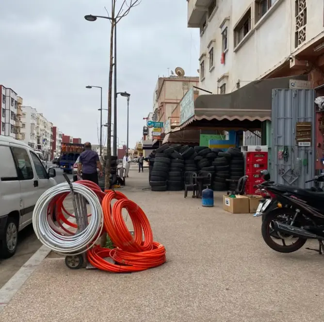 الترامي على الملك العام يحرم مواطنين من حقهم في الرصيف بأكادير