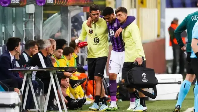 تولوز يعلن نجاح العملية الجراحية لأبو خلال وغيابه عن الملاعب لنهاية الموسم