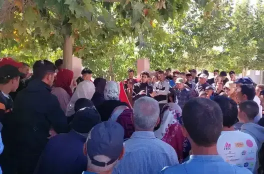 سكان من إيموزار مرموشة يحتجون ضد “الباشا” بسبب “اعتدائه” على مسنة