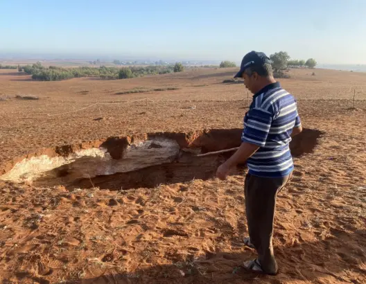 عمقها 60 مترا.. ظهور مفاجئ لحفرة ضواحي الجديدة يثير رعب الساكنة (فيديو)