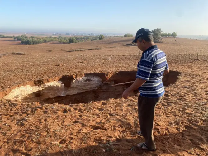 عمقها 60 مترا.. ظهور مفاجئ لحفرة ضواحي الجديدة يثير رعب الساكنة (فيديو)
