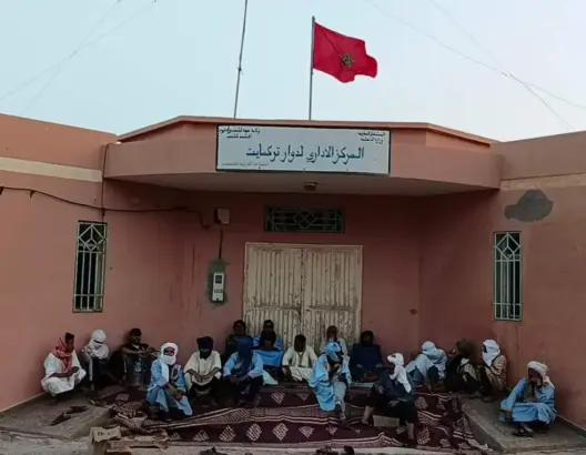 سكان بضواحي كلميم معتصمون منذ 3 أشهر تنديدا بغياب المرافق الإدارية والصحية
