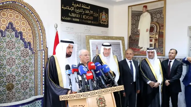 وزير الحج السعودي يعلن من الرباط عن تسهيلات وتخفيضات للمعتمرين المغاربة