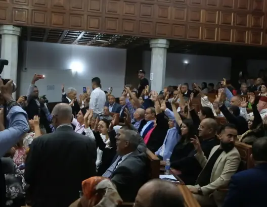 بعد شد وجذب.. الرميلي تسرّع التصويت على بنكيران نائبا لها وسط احتجاج مستشارين