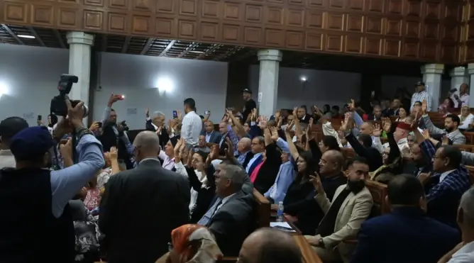 بعد شد وجذب.. الرميلي تسرّع التصويت على بنكيران نائبا لها وسط احتجاج مستشارين