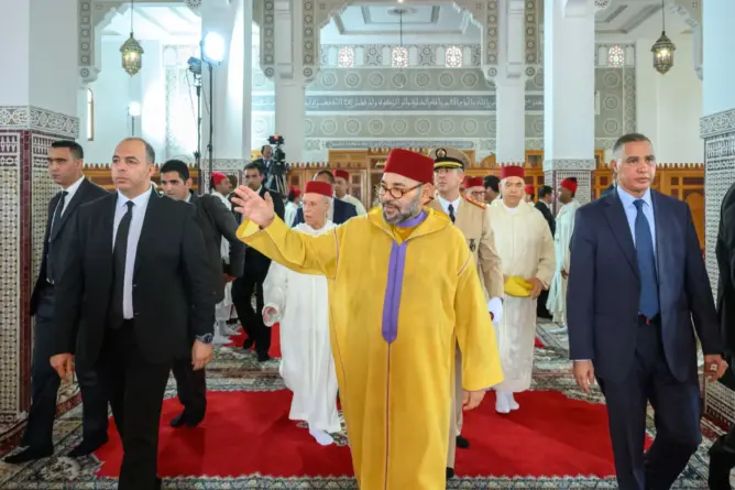 الملك محمد السادس يؤدي صلاة الجمعة بسلا