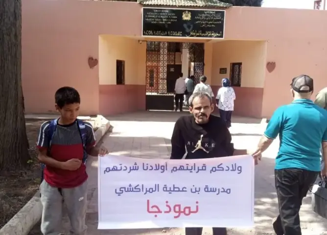 غياب أطر التدريس وتكاليف التعليم الأولي تدفعان ناشطا للاعتصام رفقة ابنه بمراكش