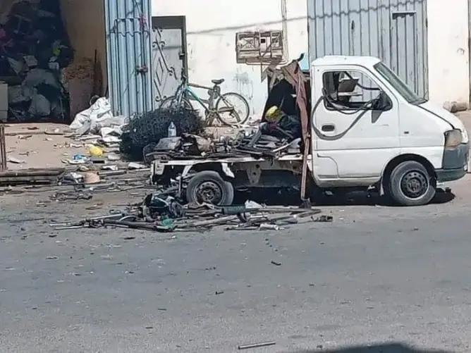 مقتل شخص وإصابة آخر في انفجار أمام محل بيع متلاشيات بالعيون