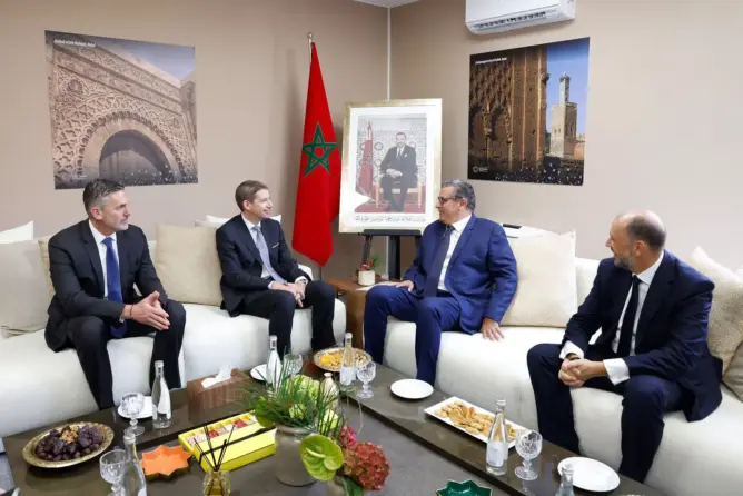 أخنوش يبرز آفاق الاستثمار بالمغرب مع مسؤولين ورجال أعمال أجانب بمراكش