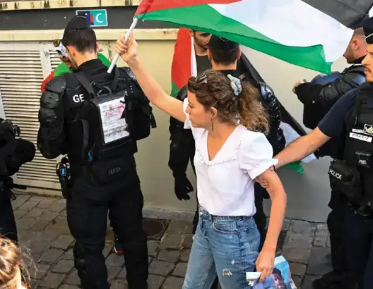 هكذا انقلبت فرنسا على مبادئها بتهديد المتضامنين مع غزة بالسجن