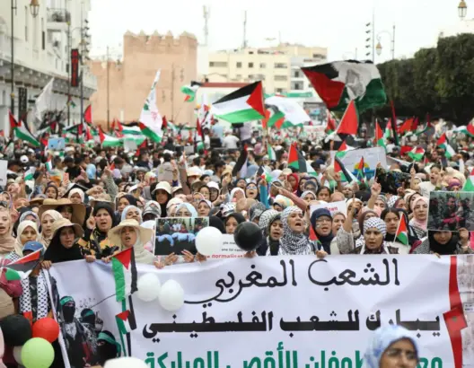 مغاربة ينتظمون في “طوفان بشري” بالرباط لإسقاط التطبيع ووقف الحرب على غزة (فيديو)
