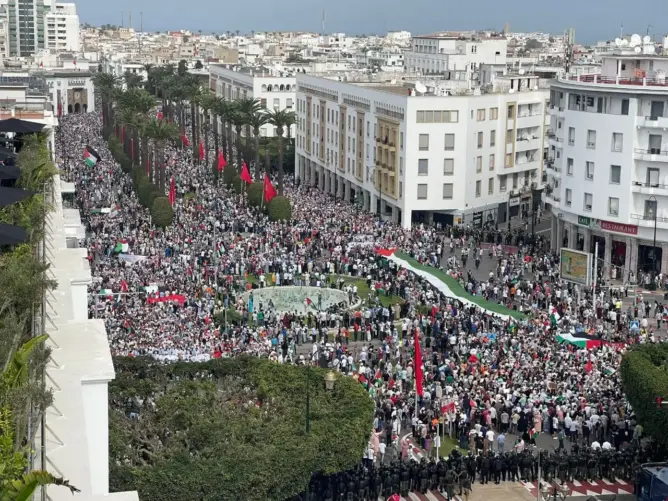 “طوفان بشري” يغزو الرباط دعما لغزة وضد التطبيع ودعم الغرب لإسرائيل (فيديو)