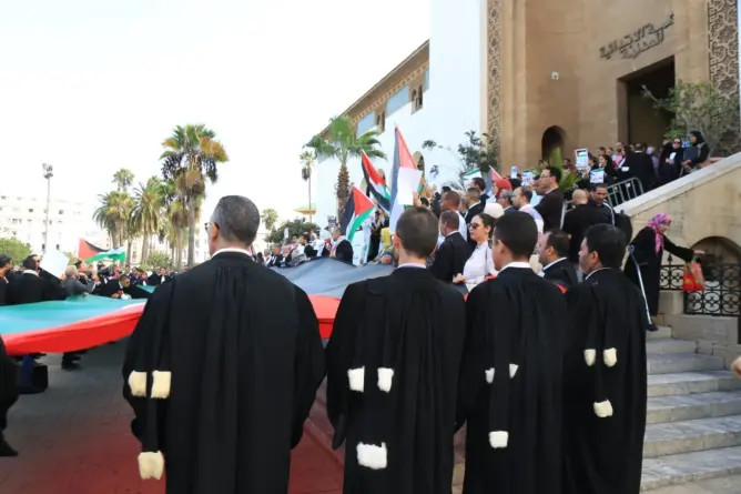 أصحاب البدلة السوداء يتظاهرون بالبيضاء تنديدا بمجازر إسرائيل في غزة (فيديو)