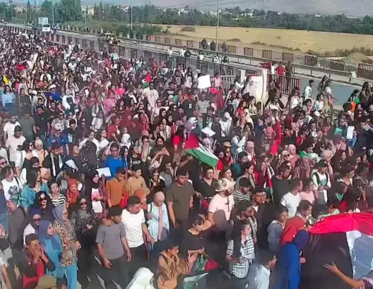 التونسيون يخرجون في مسيرات ضخمة تضامنا مع غزة ويحاصرون سفارة فرنسا