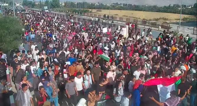 التونسيون يخرجون في مسيرات ضخمة تضامنا مع غزة ويحاصرون سفارة فرنسا