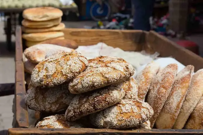 باريس أكبر مُورّد للرباط .. خبز المغاربة يصنع بـ61% من القمح الفرنسي