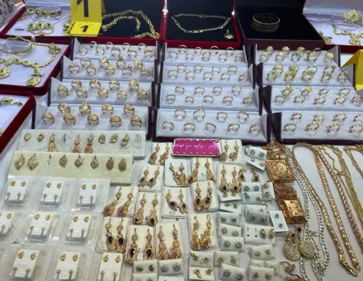 توقيف عصابة بطنجة تزيف الحلي المعدنية وتبيعها على أنها ذهب (صور)