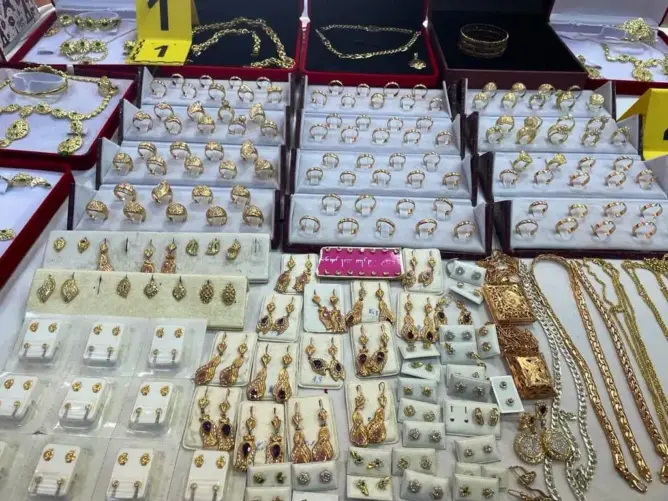 توقيف عصابة بطنجة تزيف الحلي المعدنية وتبيعها على أنها ذهب (صور)