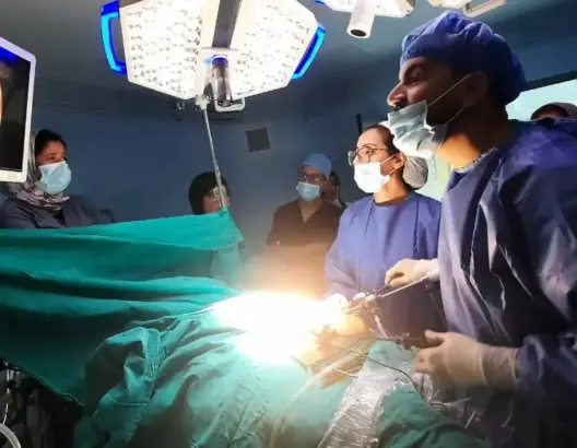 فريق طبي بورزازات ينجح في استئصال مرارة مصابة بورم لسيدة سورية